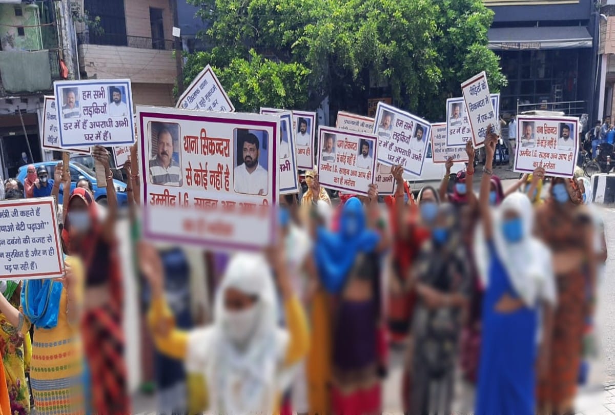 girls protest and demanding arrest of molestation accused in agra