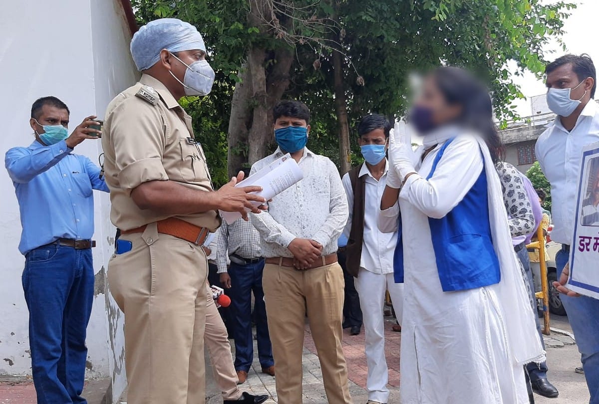 girls protest and demanding arrest of molestation accused in agra
