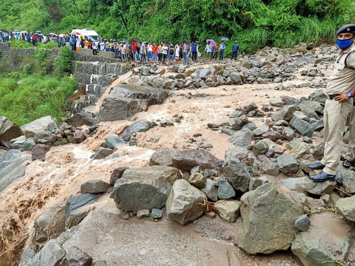 uttarakhand weather news: Debris hit the road due to heavy rain, Delhi car swept driver died two missing