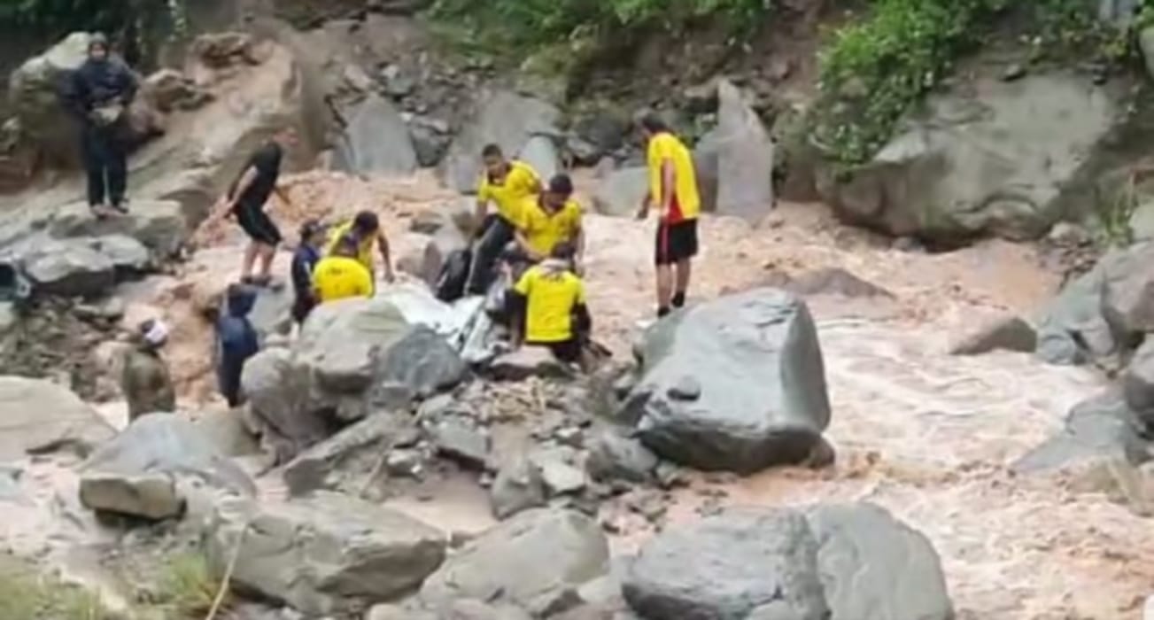 uttarakhand weather news: Debris hit the road due to heavy rain, Delhi car swept driver died two missing