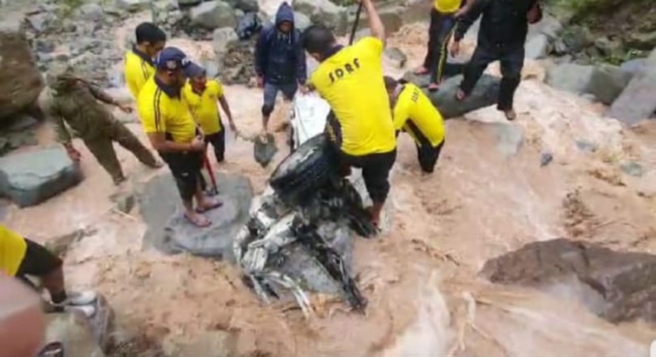 uttarakhand weather news: Debris hit the road due to heavy rain, Delhi car swept driver died two missing