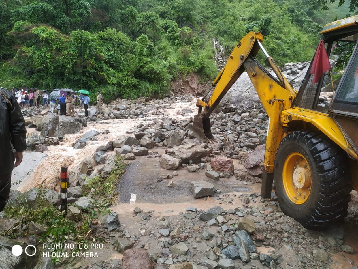 After heavy rains, the highway connecting West Bengal-Sikkim closed due to landslides