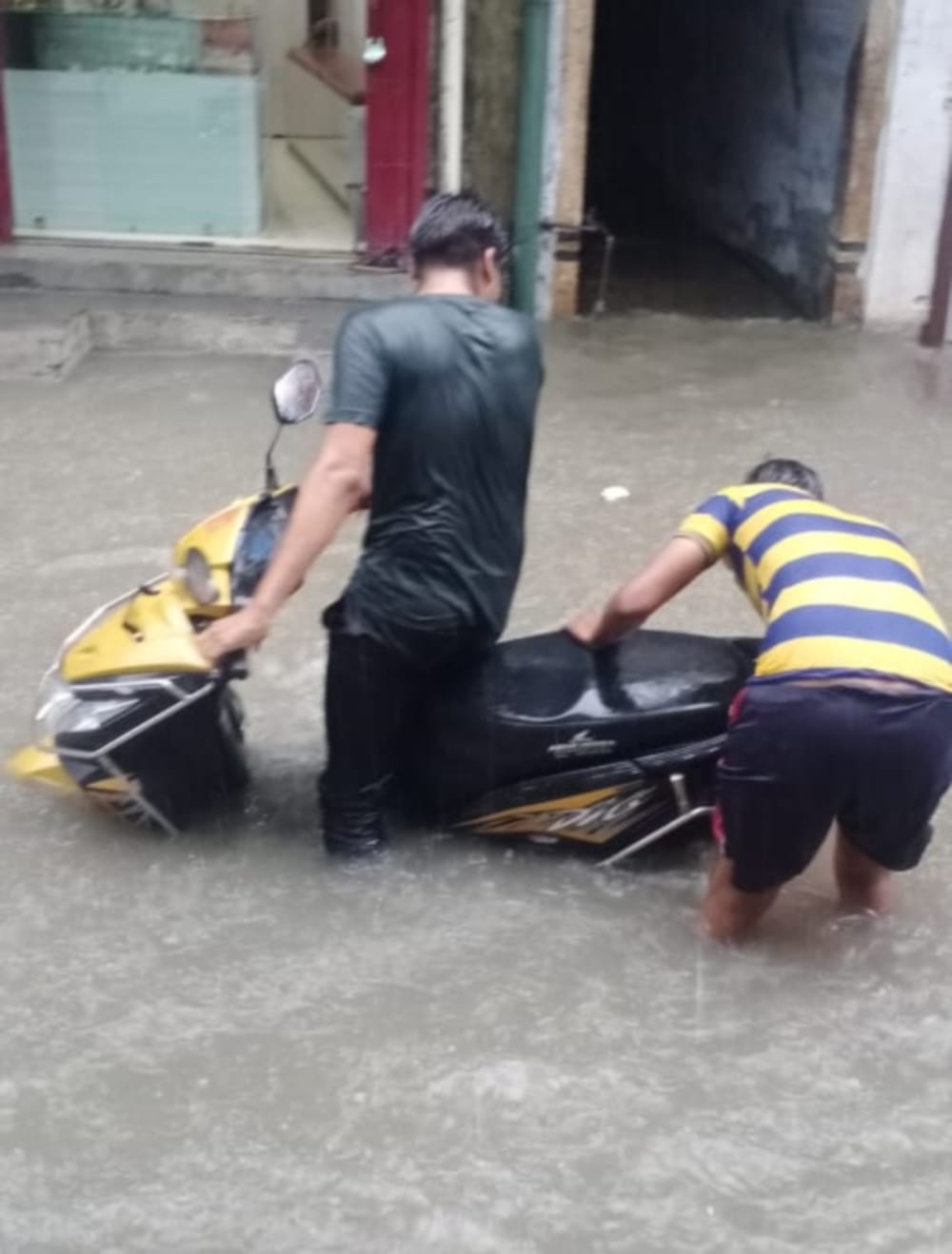 Uttarakhand weather news: heavy rain in Haridwar and Roorkee, water logged in the streets, photos
