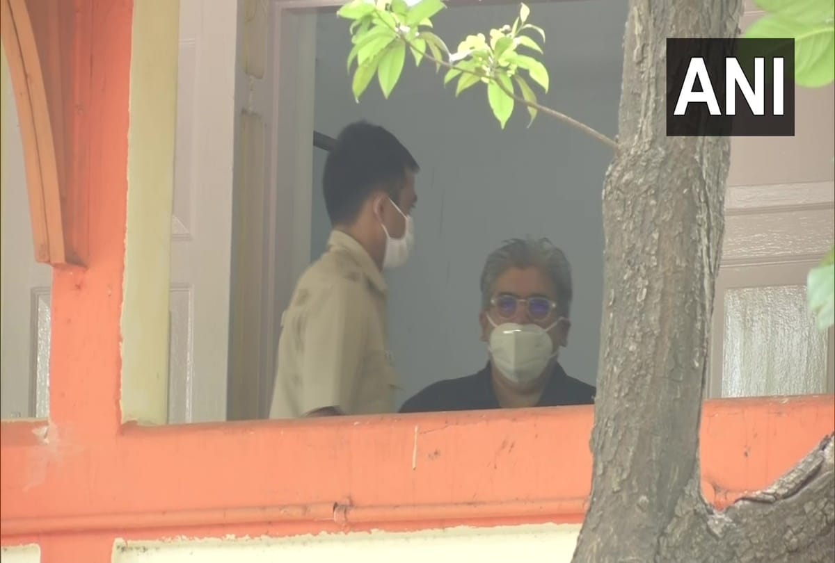 Sushant Singh Rajput Suicide Case Rajeev Masand Arrived Bandra Police Station To Record his Statement