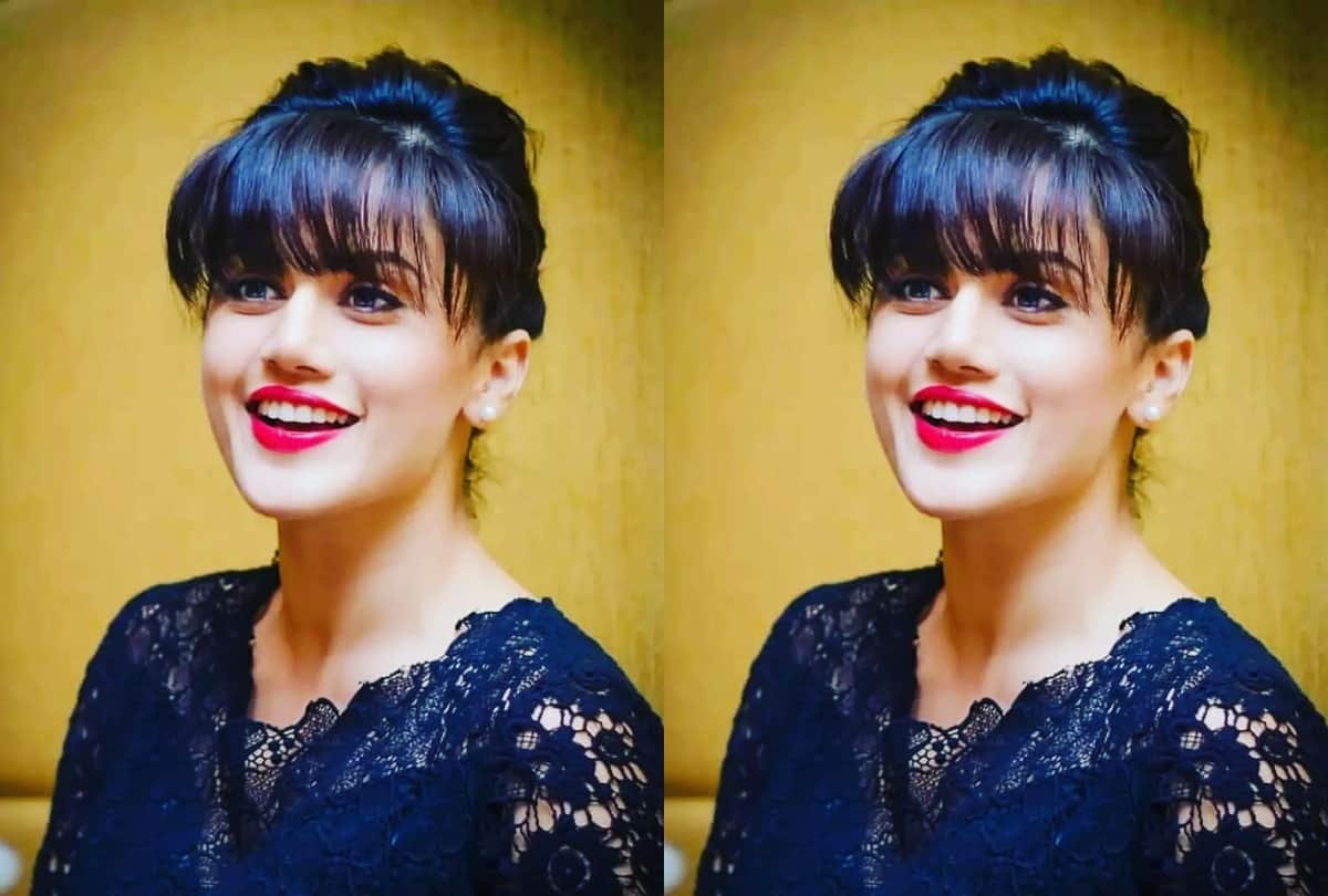 taapsee pannu vacation look in saree and shorts