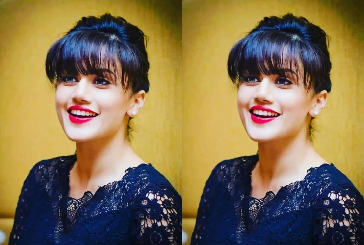taapsee pannu vacation look in saree and shorts