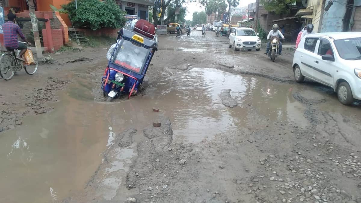 Water logging on road after heavy rain vehicle overturned in ghazipur up