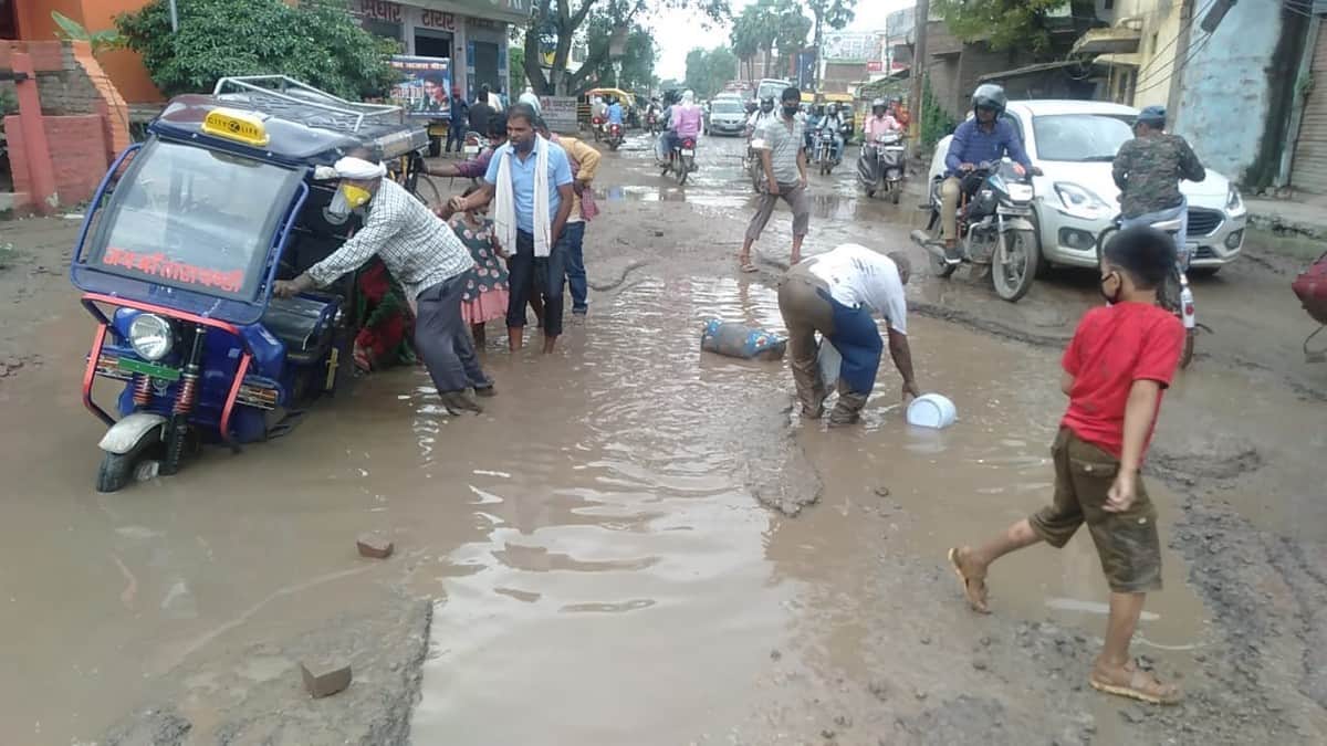 Water logging on road after heavy rain vehicle overturned in ghazipur up