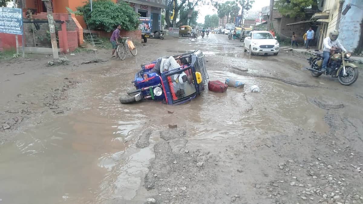 Water logging on road after heavy rain vehicle overturned in ghazipur up