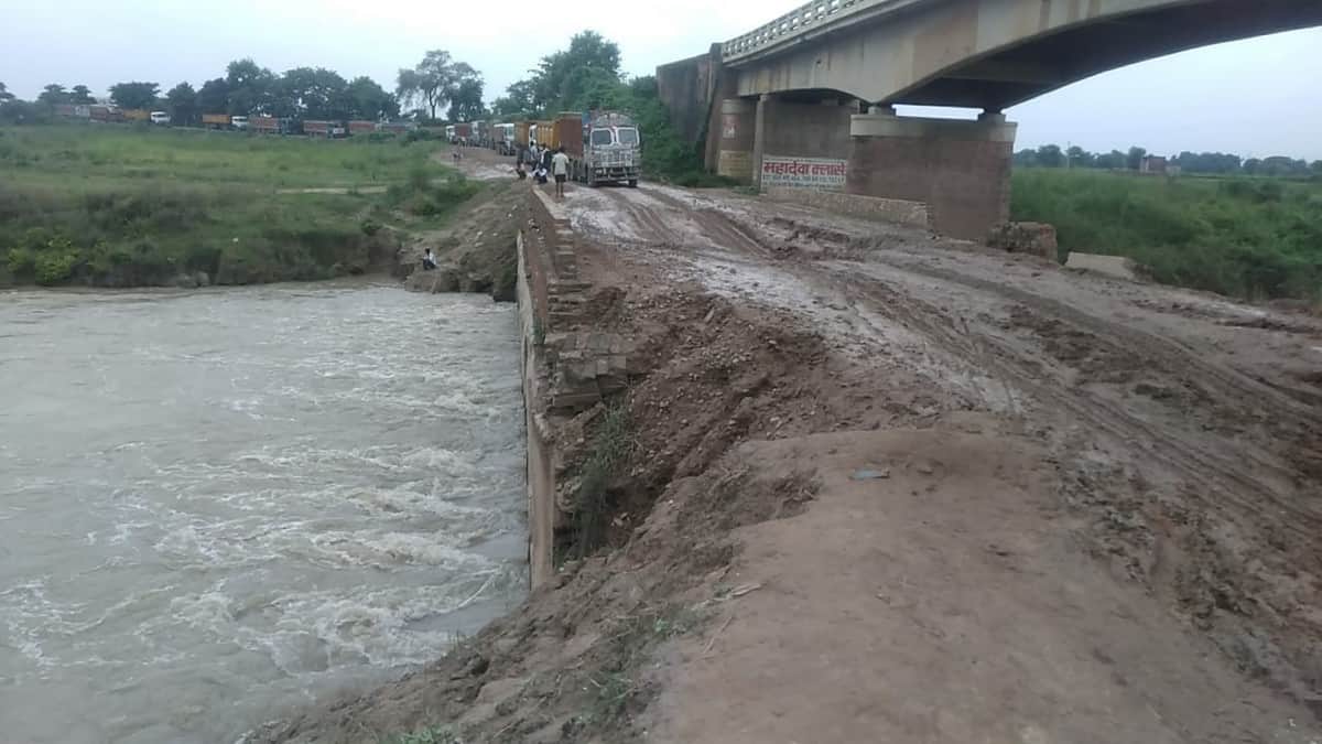 Water logging on road after heavy rain vehicle overturned in ghazipur up