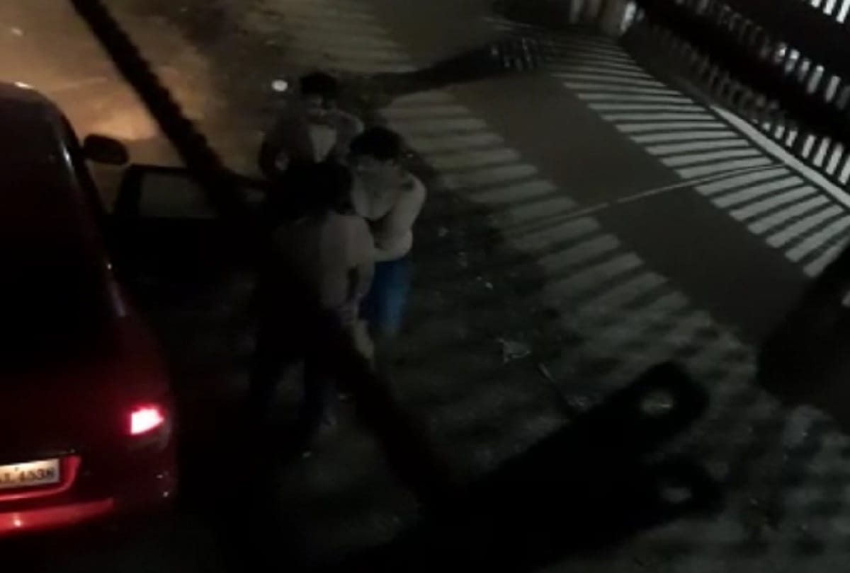 In Ghaziabad, the youth danced in a semi-arrogant manner, beating the couple on protest