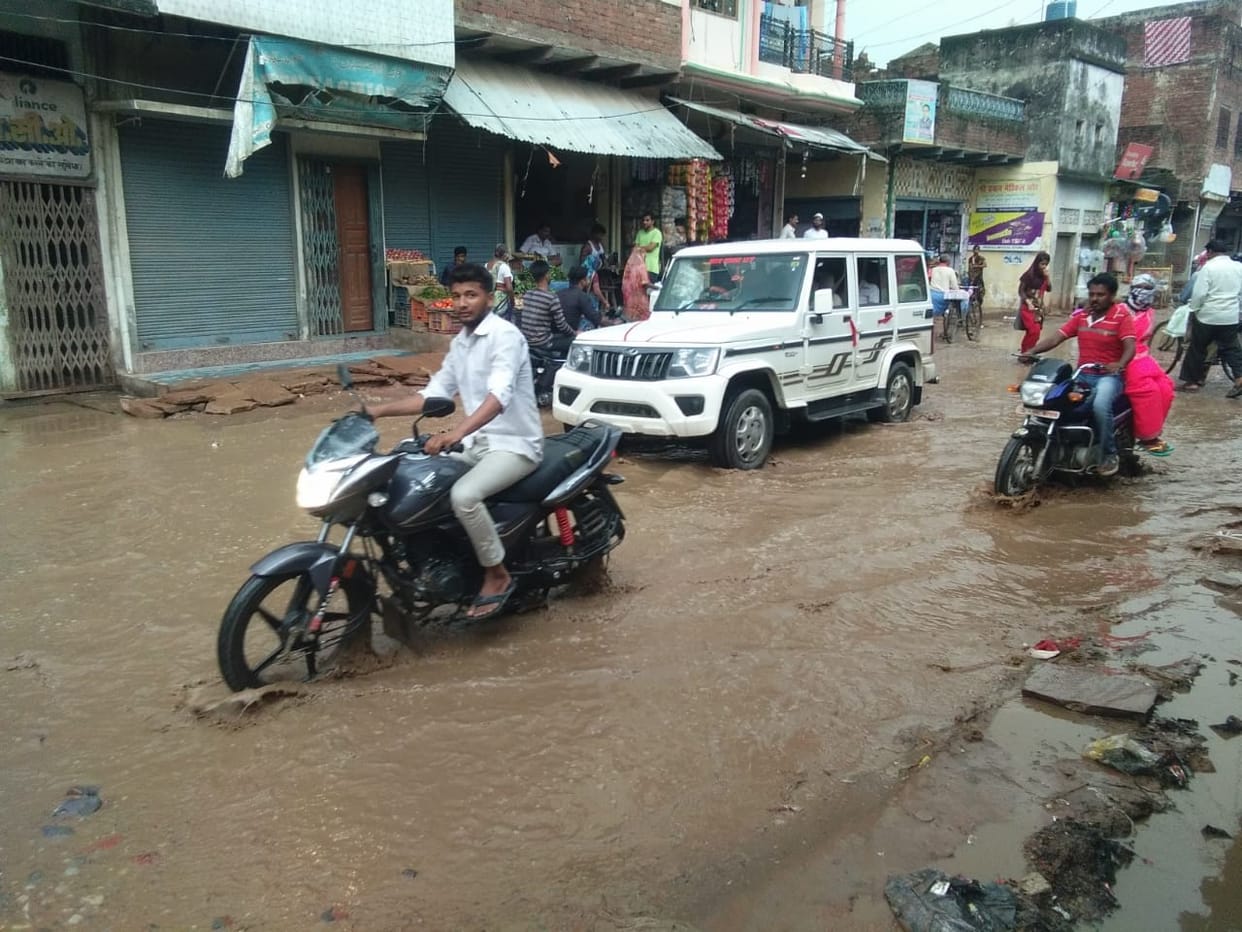 Where is the road here, get out swimming