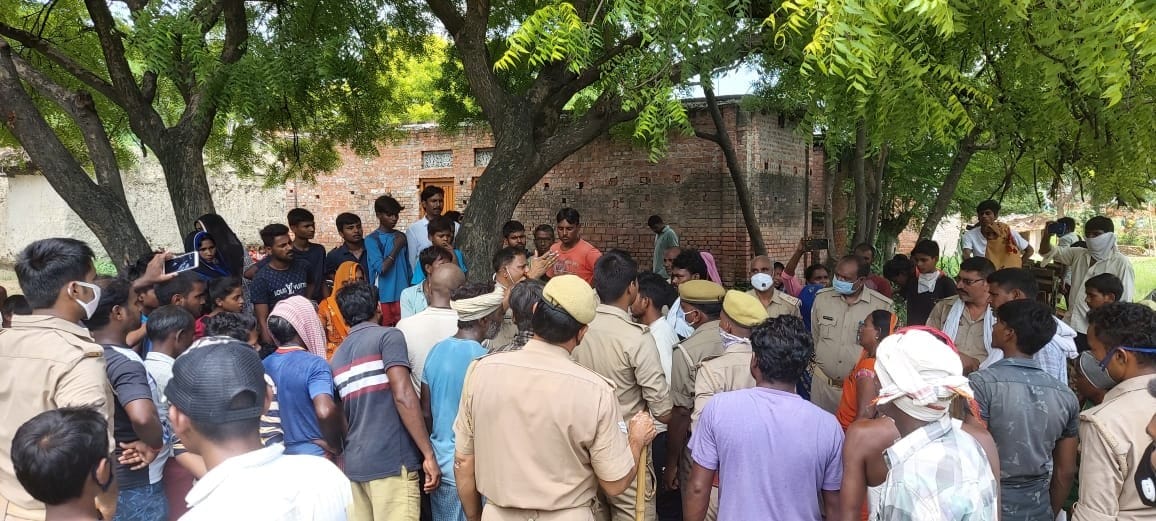 Two classes of people involved in minor dispute, 12 injured including two policemen