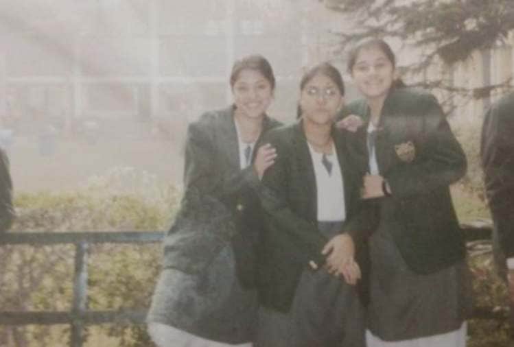 Taapsee Pannu shares school days photo with friends