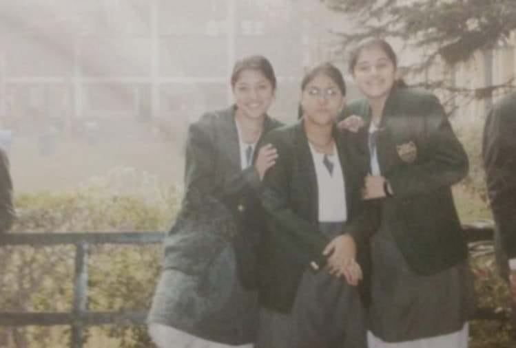 Taapsee Pannu shares school days photo with friends