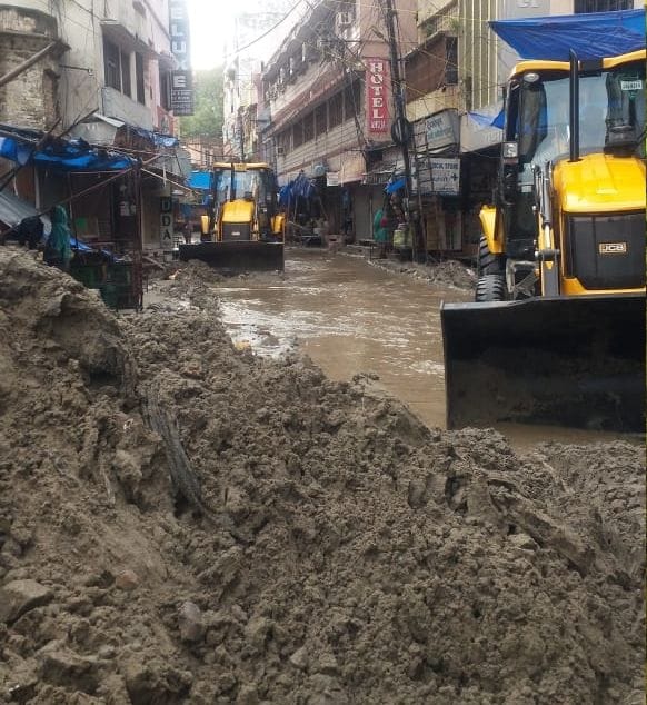 Government staff mobilized for the extraction of silt and waterlogging