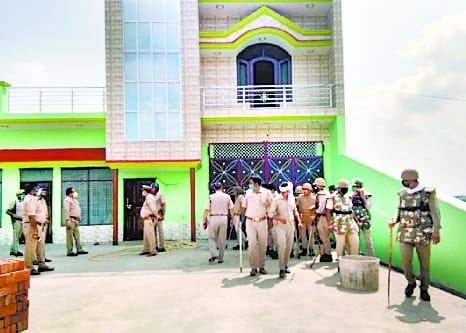 JCB police fired at the house of one lakh smack smuggler Bhola
