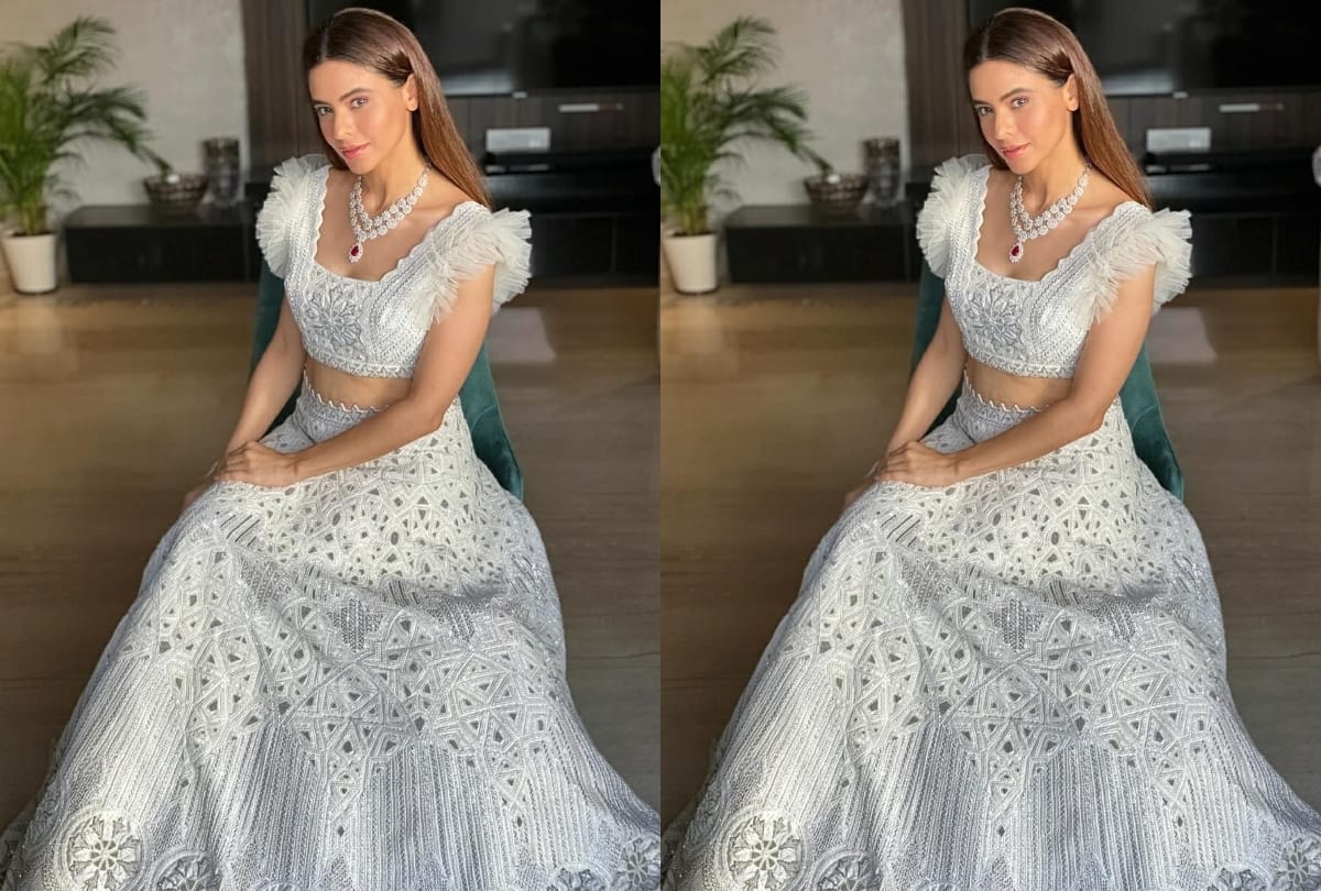 tv actress aamna sharif look royal in silver shade beautiful lehenga