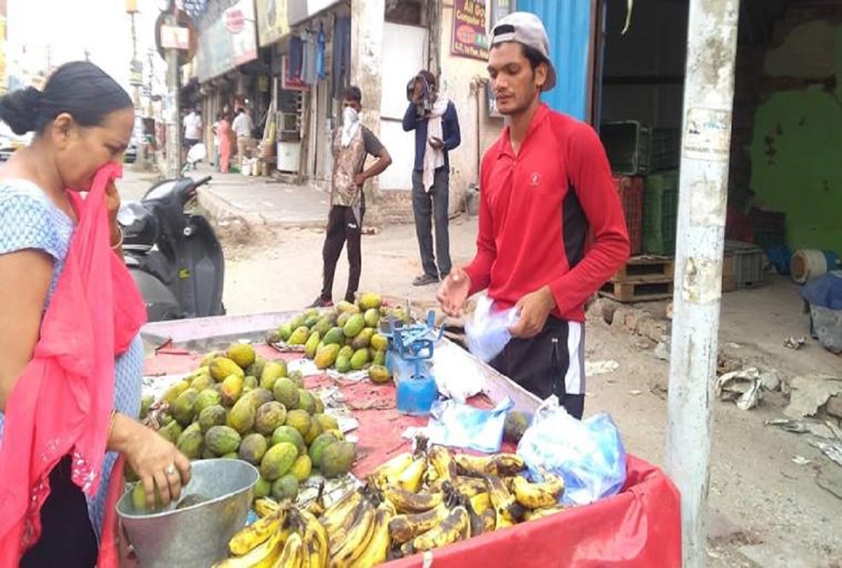 COVID-19 pandemic forces Delhi young athlete bronze medalist Ali Ansari to sell fruits