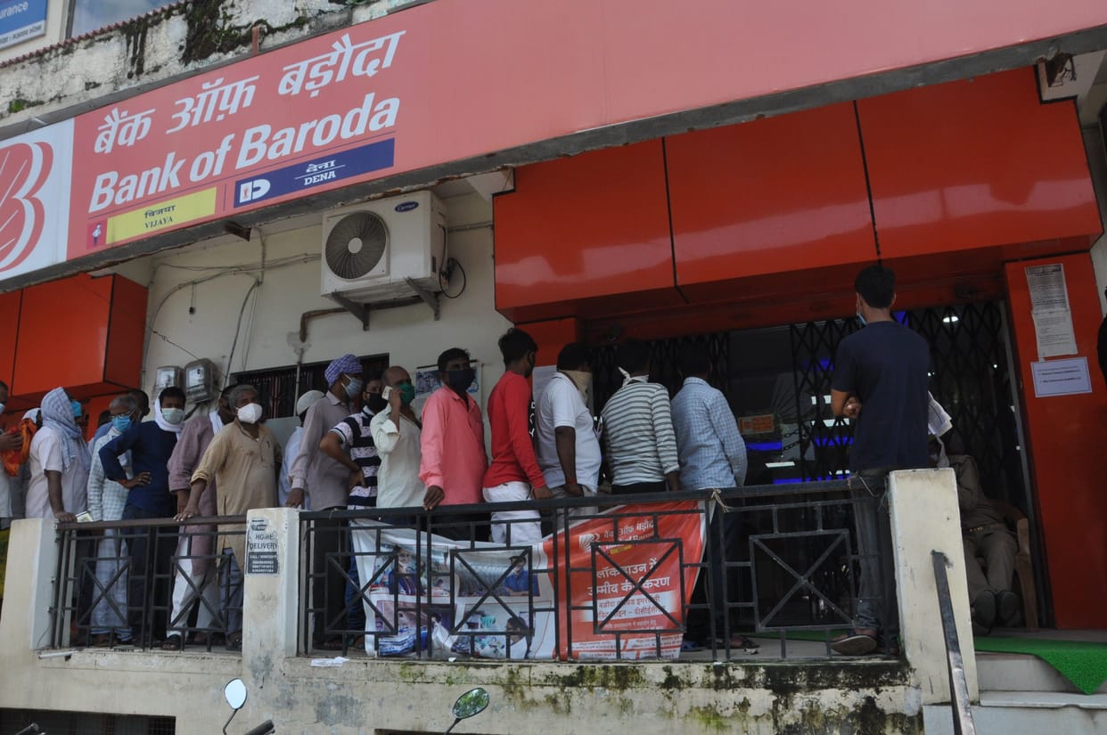 The social distancing of the banks was fierce