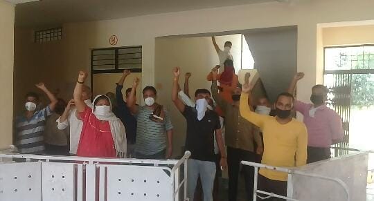 Sloganeering, angry over the maladministration of Kovid Hospital