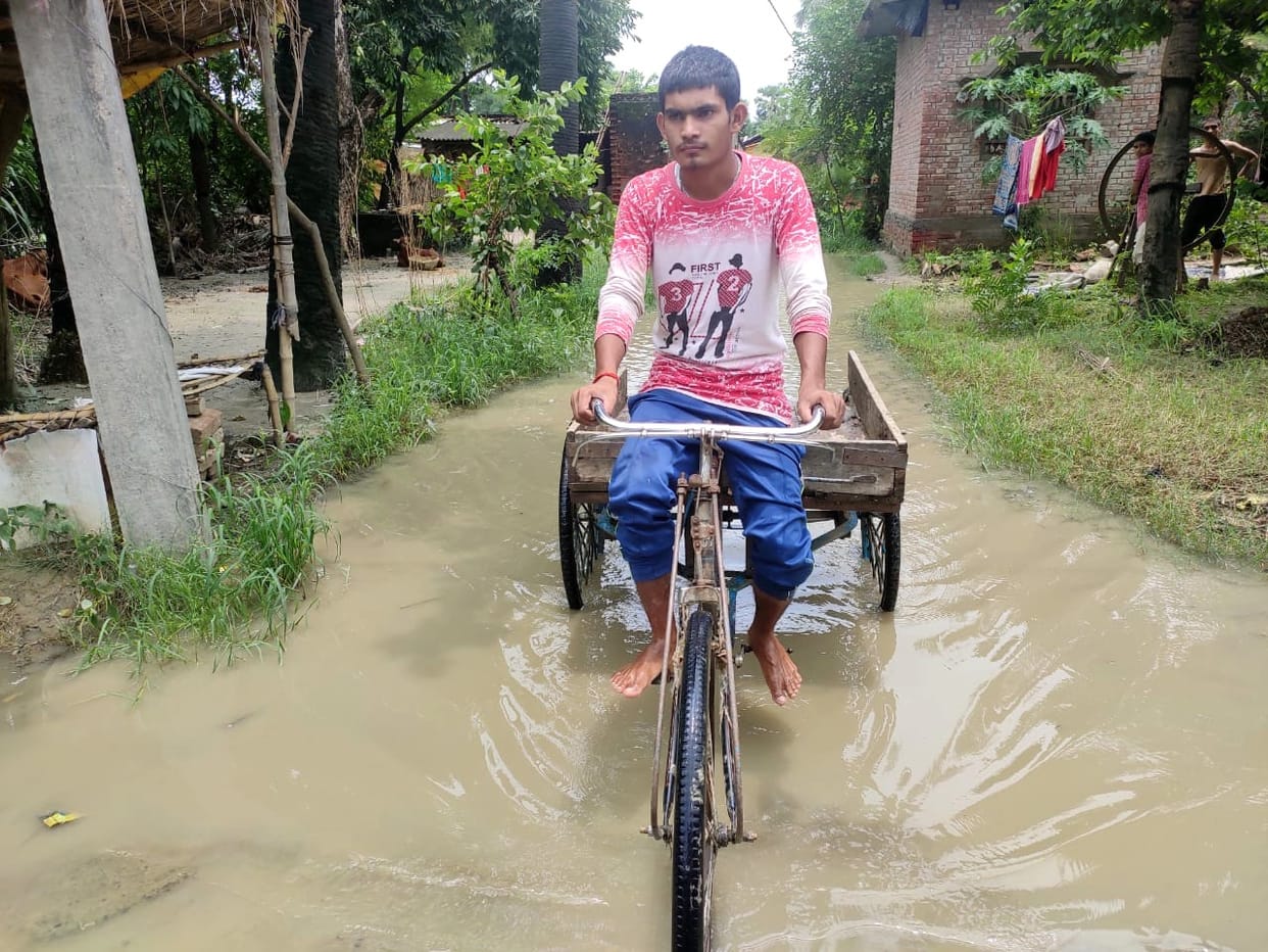 Ghaghra is above danger point, 10 villages of six villages surrounded by flood water