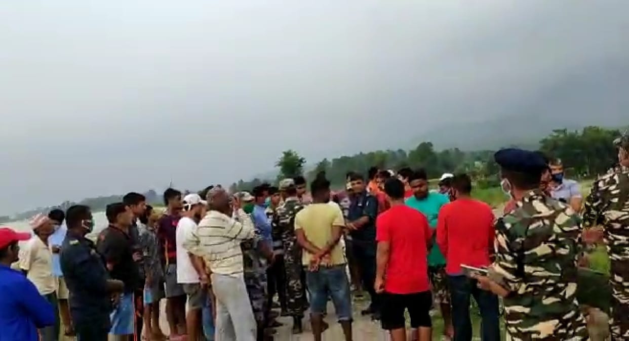 Nepali citizens try to barricade in No Mansland, SSB stops