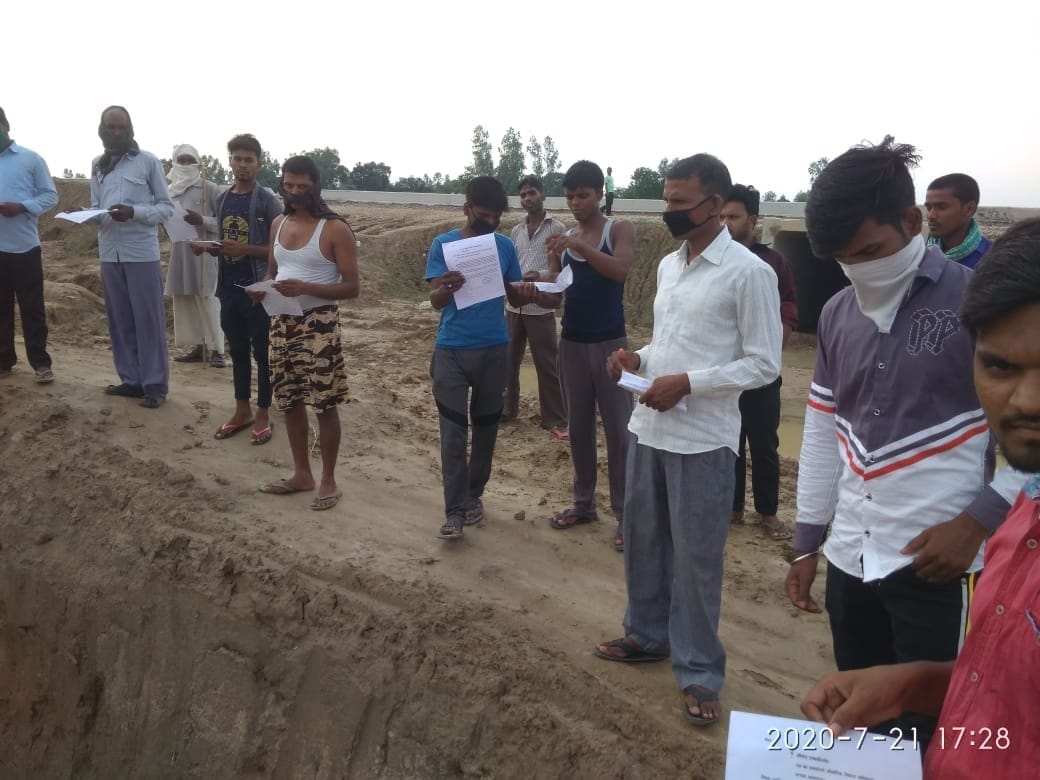 The villagers gave a symbolic protest to the sewer construction