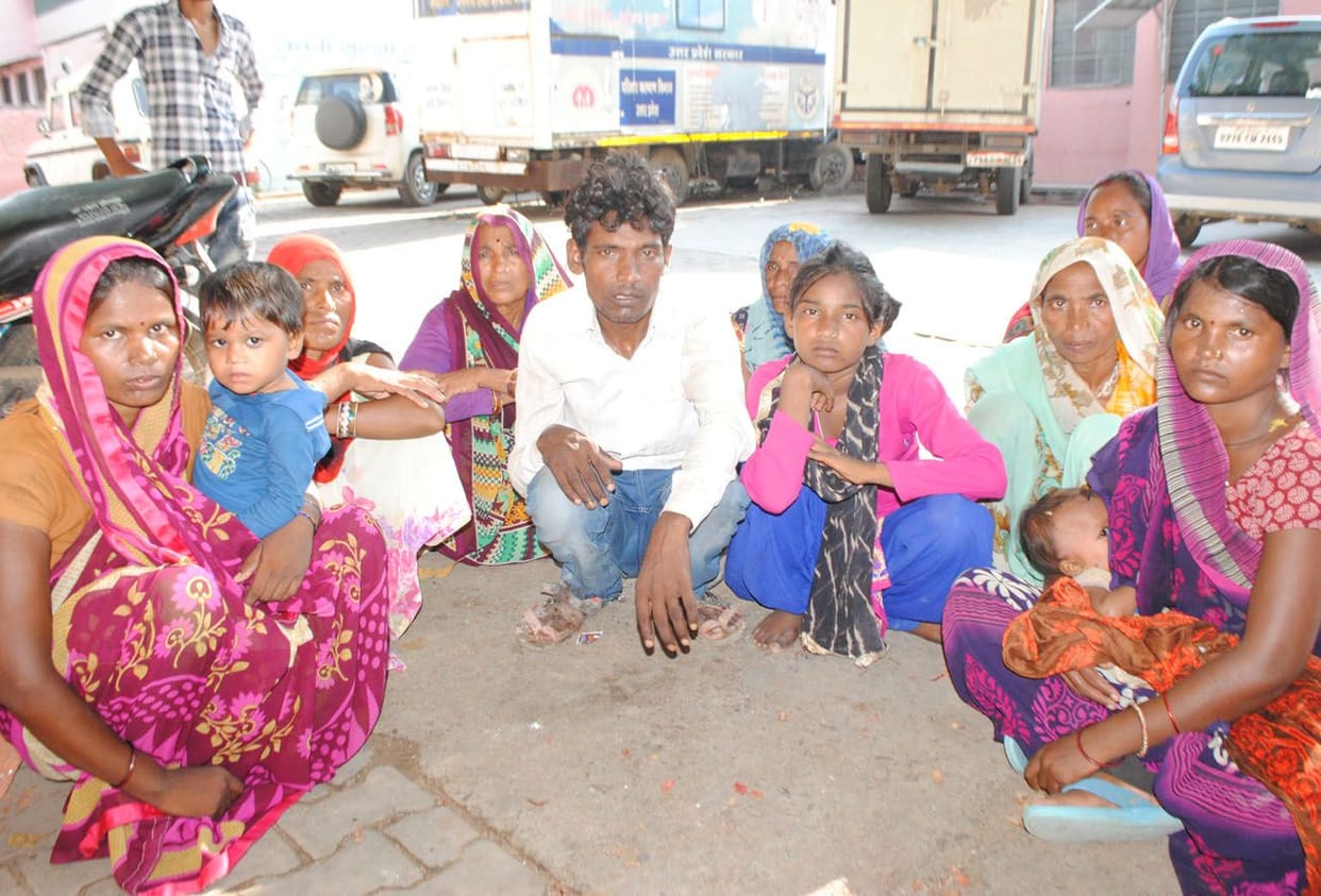 bekaaboo hua trak, pravaasee mahila ko raunda