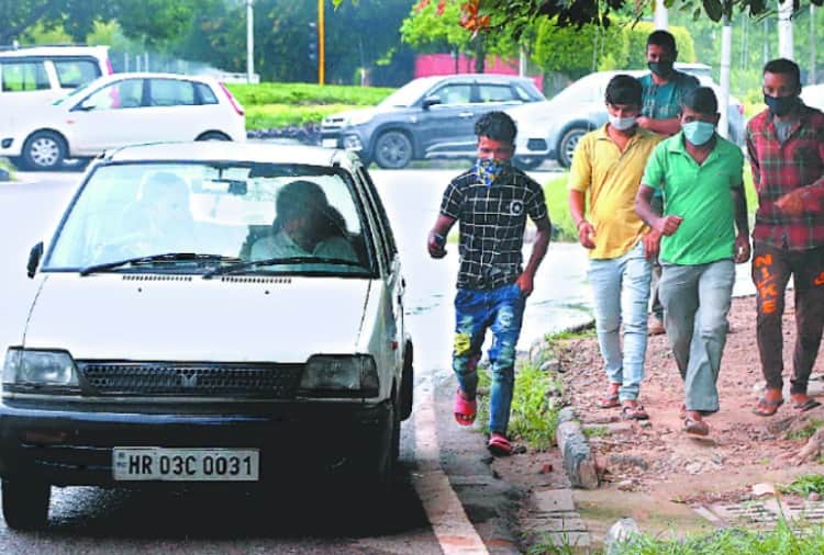 Story of laborers wandering for employment in Chandigarh
