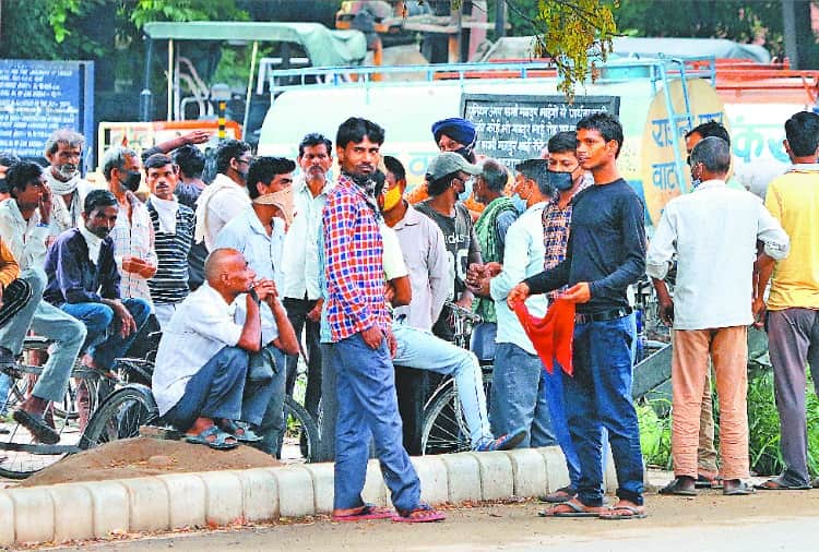 Story of laborers wandering for employment in Chandigarh