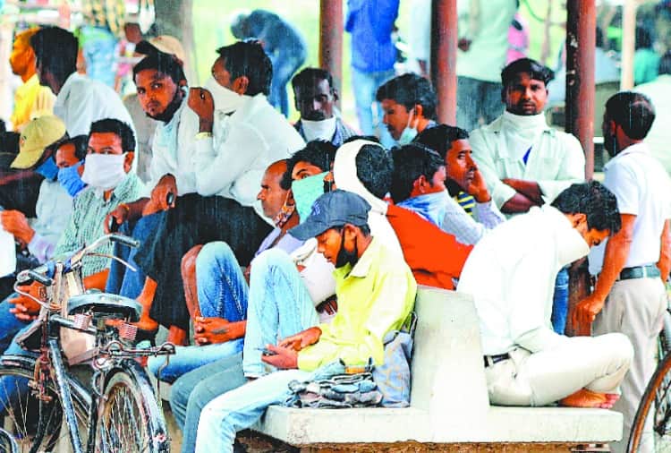 Story of laborers wandering for employment in Chandigarh