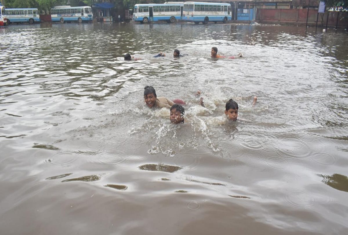 Weather Update Delhi NCR see in photos rain create problem in delhi noida gurugram faridabad ghaziabad ashok road damage
