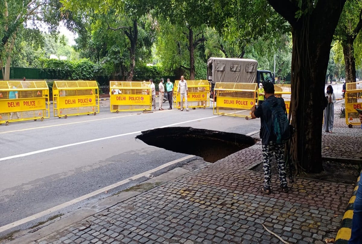 Weather Update Delhi NCR see in photos rain create problem in delhi noida gurugram faridabad ghaziabad ashok road damage
