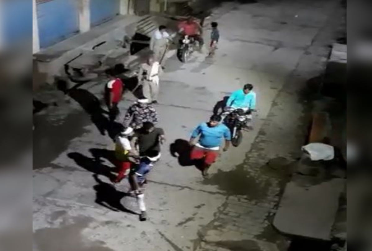 Clash Between Two Groups Gun Firing In Front Of Policeman Crime News