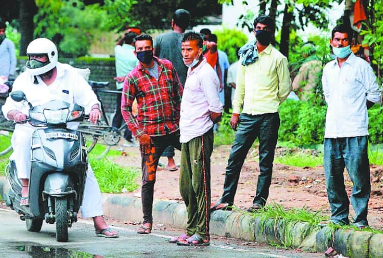 Story of laborers wandering for employment in Chandigarh