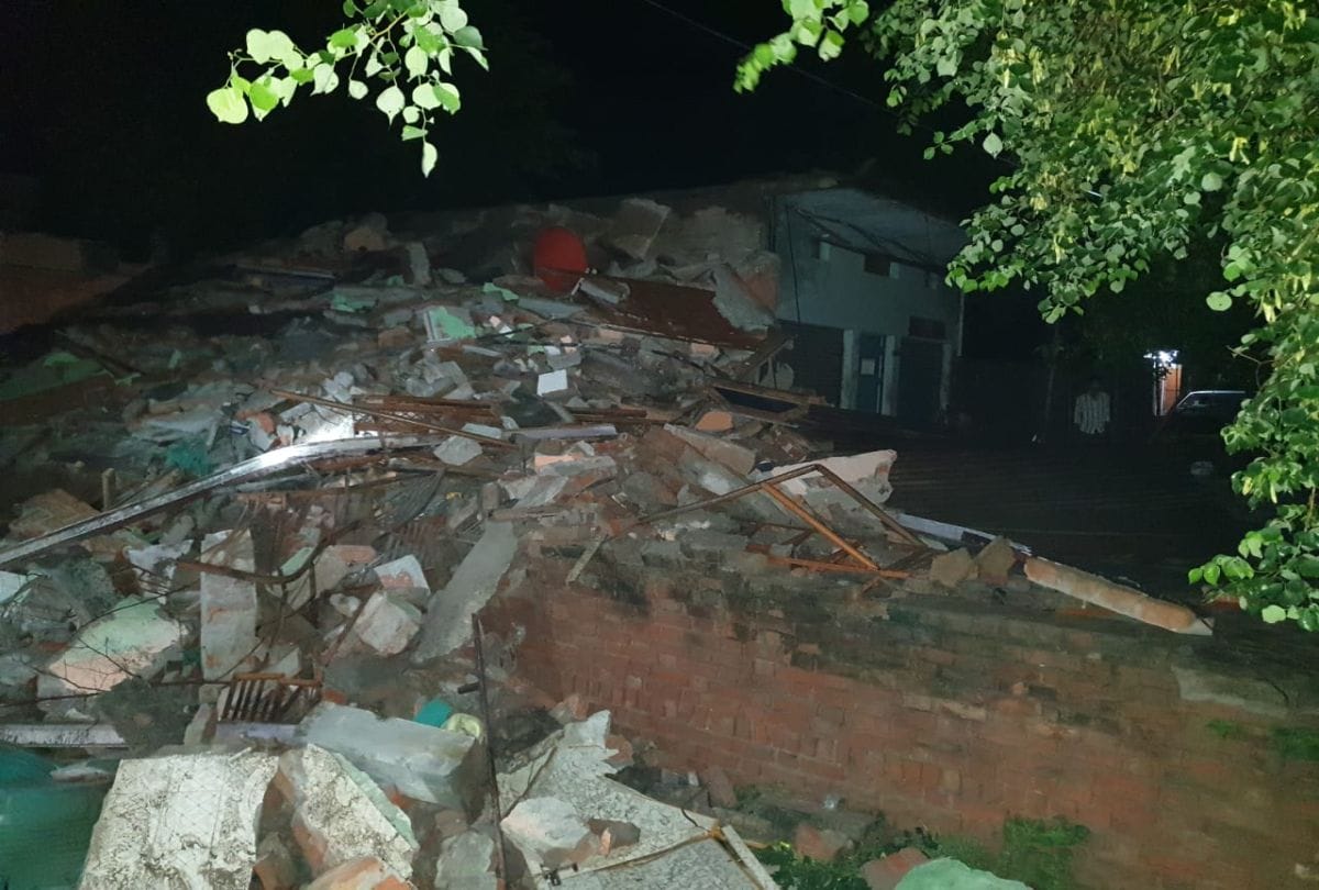 house collapsed during rain in agra