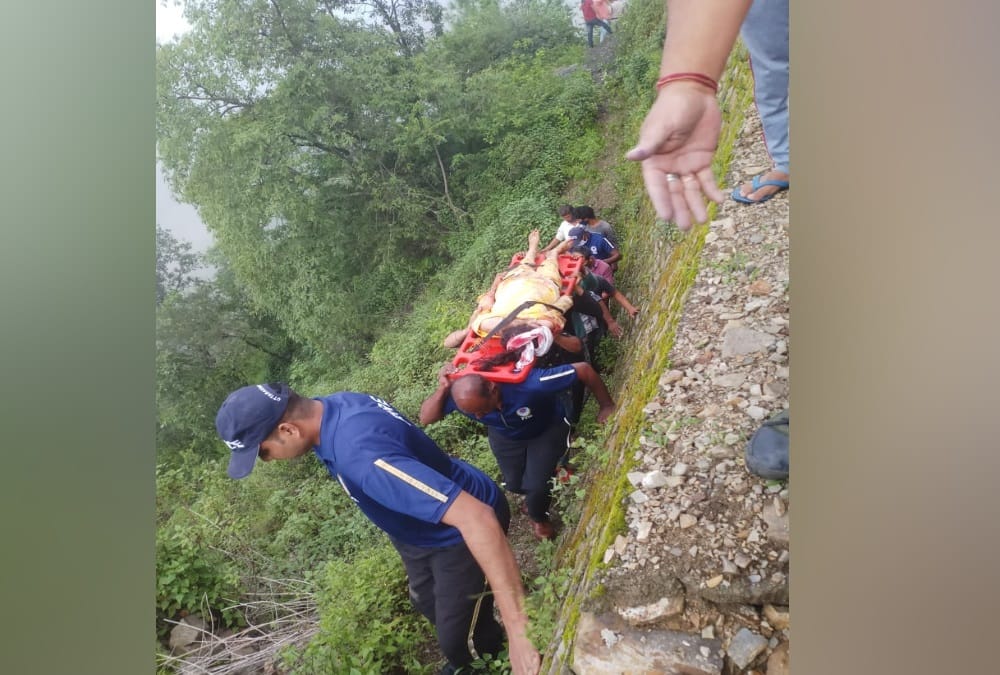 Delhi Number Car fell into ditch in Tehri, one woman killed