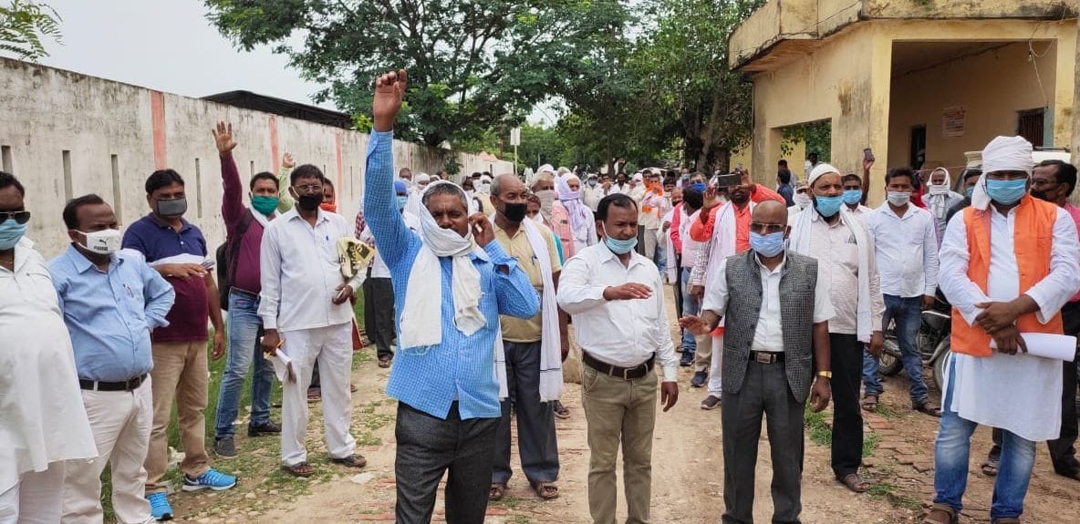 Kotedars protest for insurance in Manjhanpur