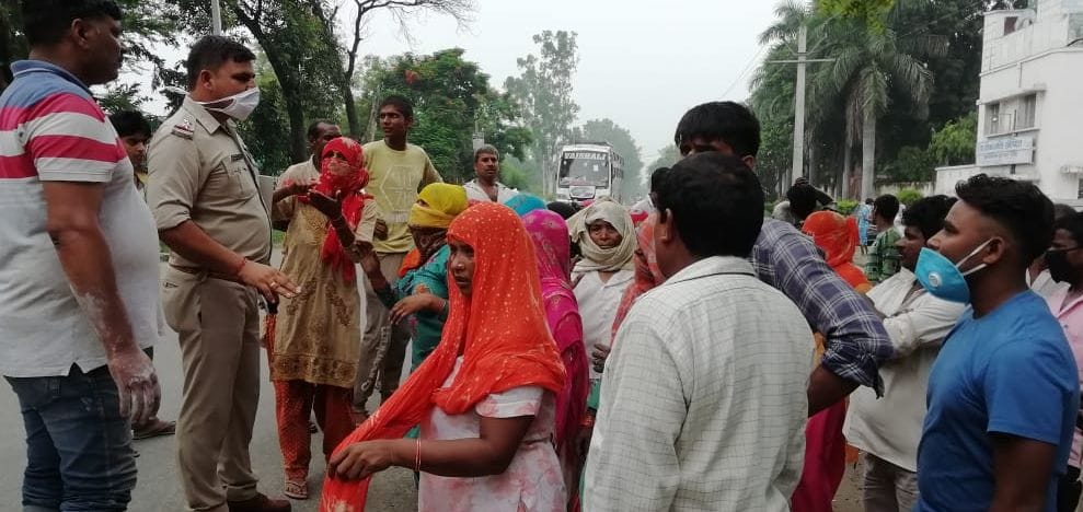 Conflict in presence of officers, four injured