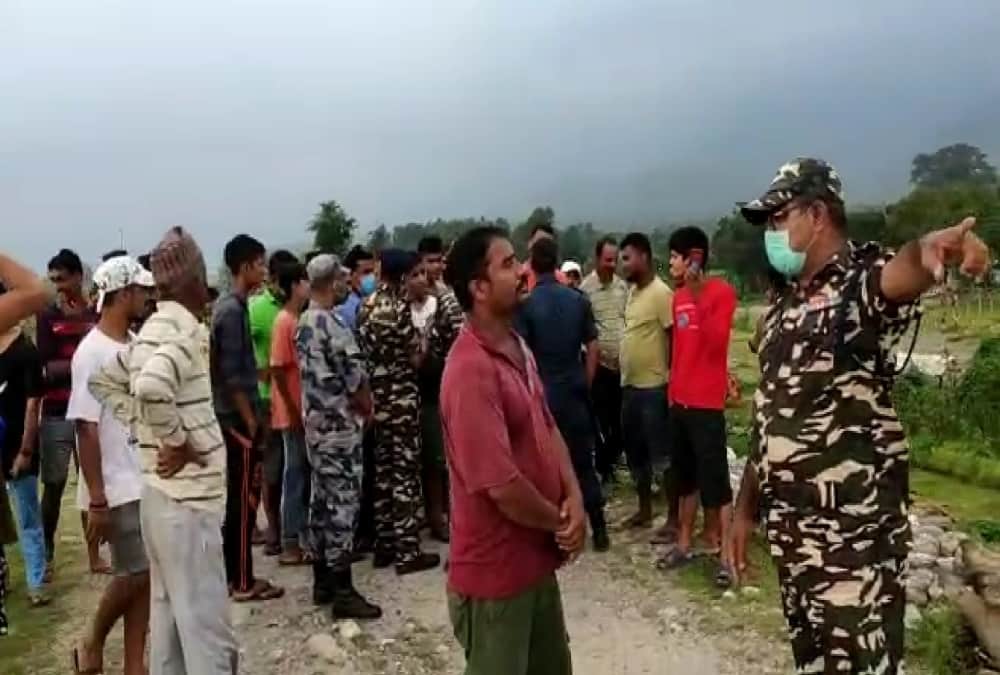 India nepal Dispute: Nepali Citizens Not remove Wire fencing and pillars from No man's land Area