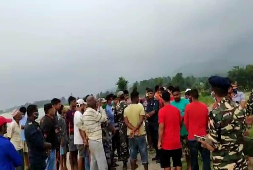 India nepal Dispute: Nepali Citizens Crowd show anger after indian army officers reached Wire fencing area