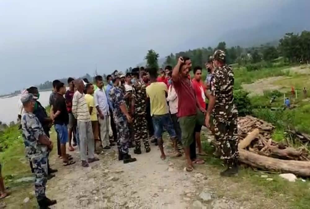 India nepal Dispute: Nepali Citizens Crowd show anger after indian army officers reached Wire fencing area