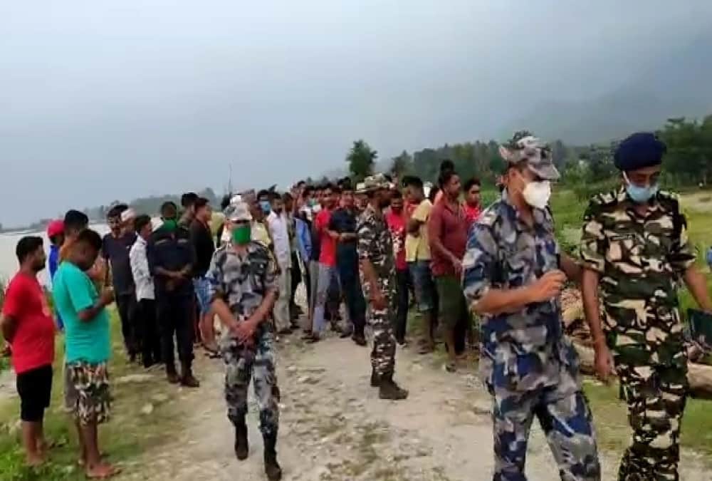 India nepal Dispute: Nepali Citizens Crowd show anger after indian army officers reached Wire fencing area
