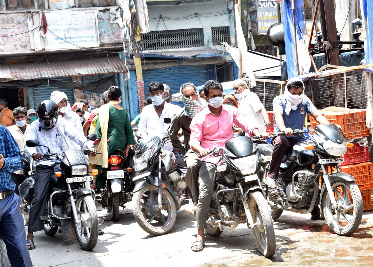 no social distence in sambhal chandausi market