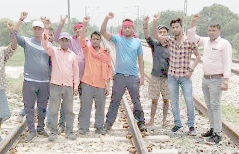 Employees protesting against railway privatization