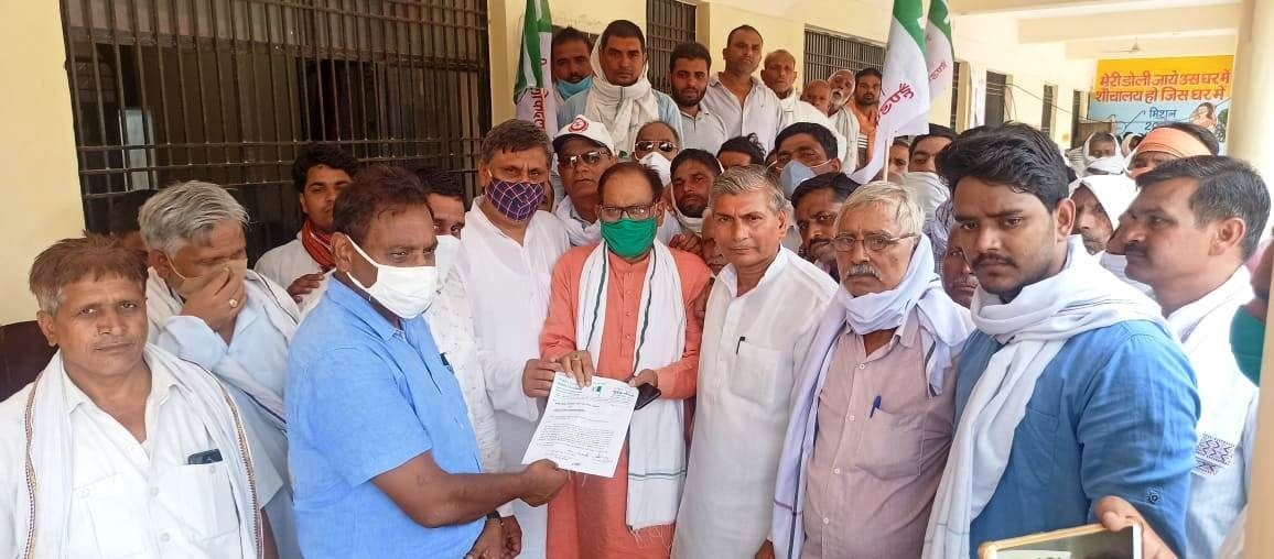 Angry farmers submitted memorandum to SDM by doubling the bill by increasing the load of tubewell power connection