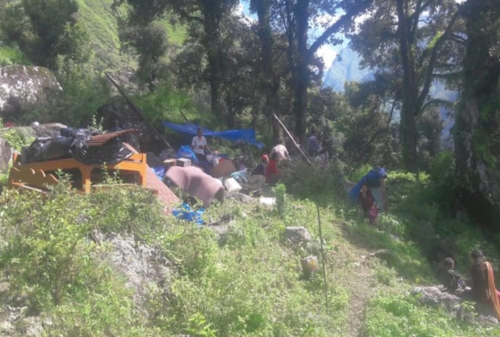 Disaster in Pithoragarh Uttarakhand : Munsiyari village in danger, villagers in fear and spend night in cave