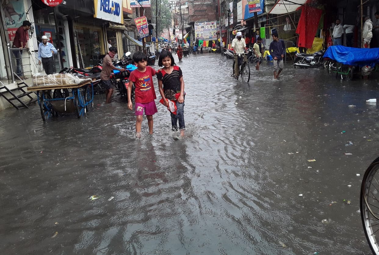 Half an hour of rain, roads are heavy, jammed