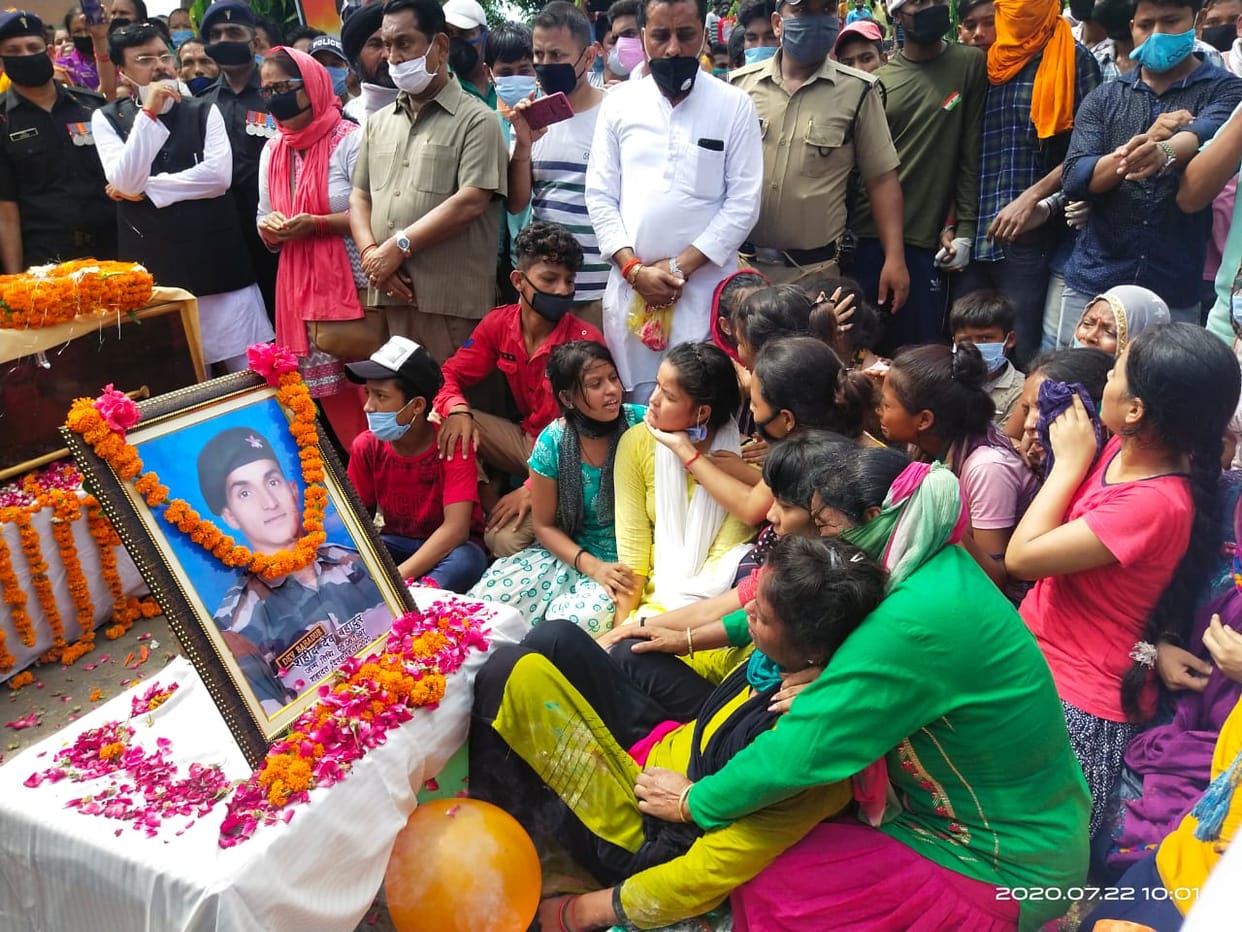 Uttarakhand Soldiers Martyr In Ladakh : dead body reaches, huge rush seen, photos